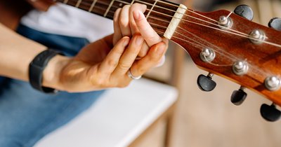 Jak nauczyć się gry na gitarze od podstaw