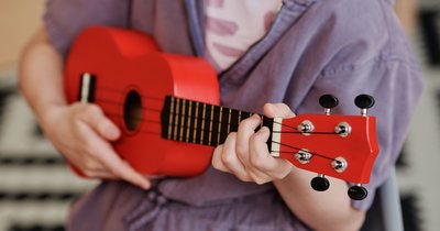 Jak nauczyć się grać na ukulele