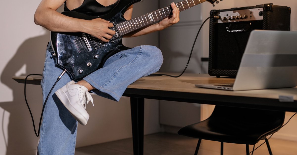 Jak nauczyć się grać na gitarze elektrycznej