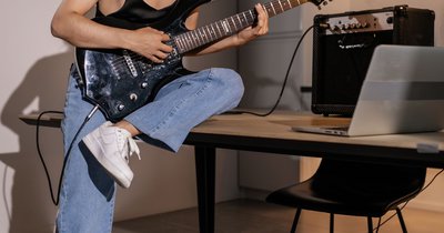 Jak nauczyć się grać na gitarze elektrycznej